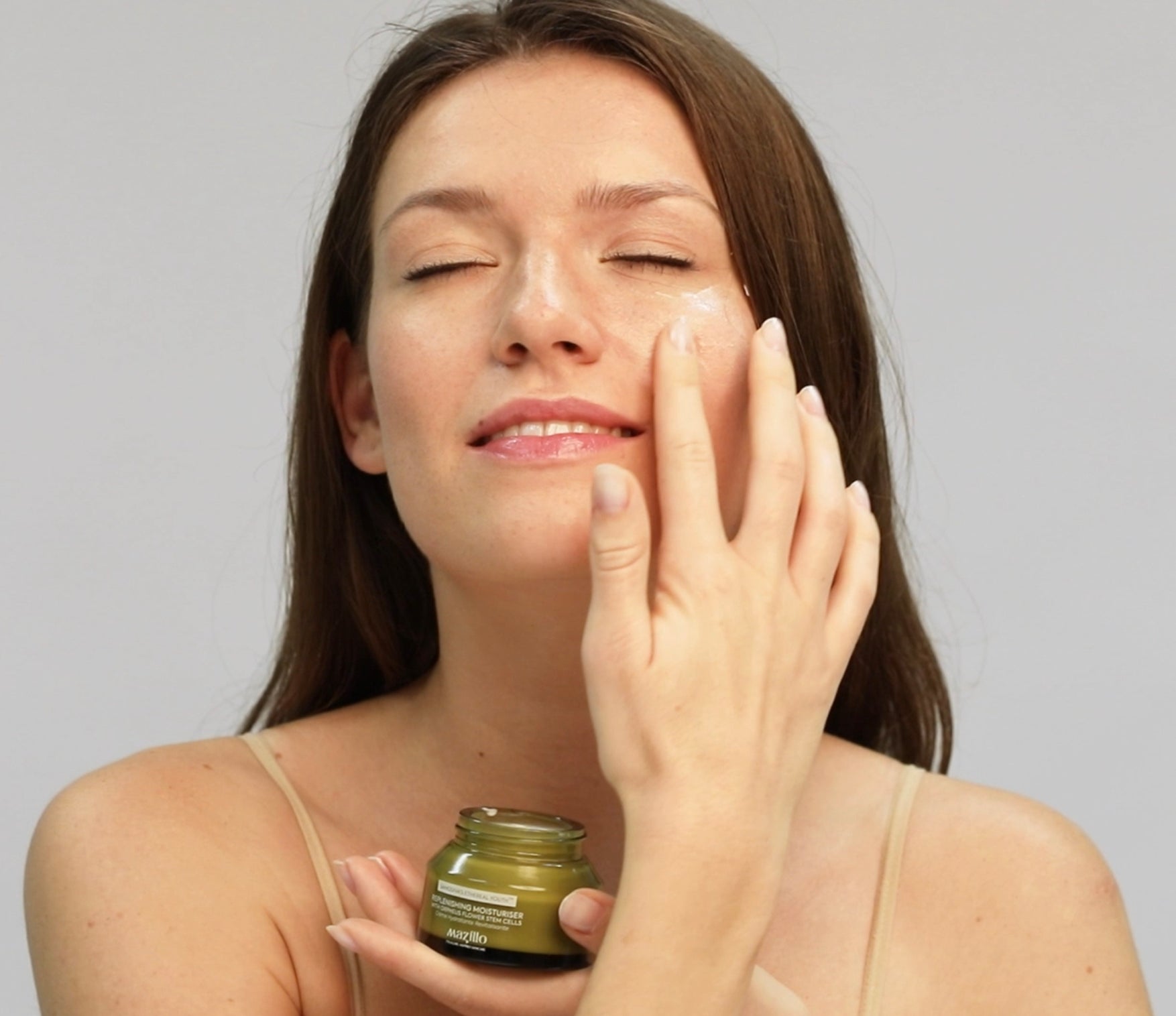Model applying Replenishing Moisturiser