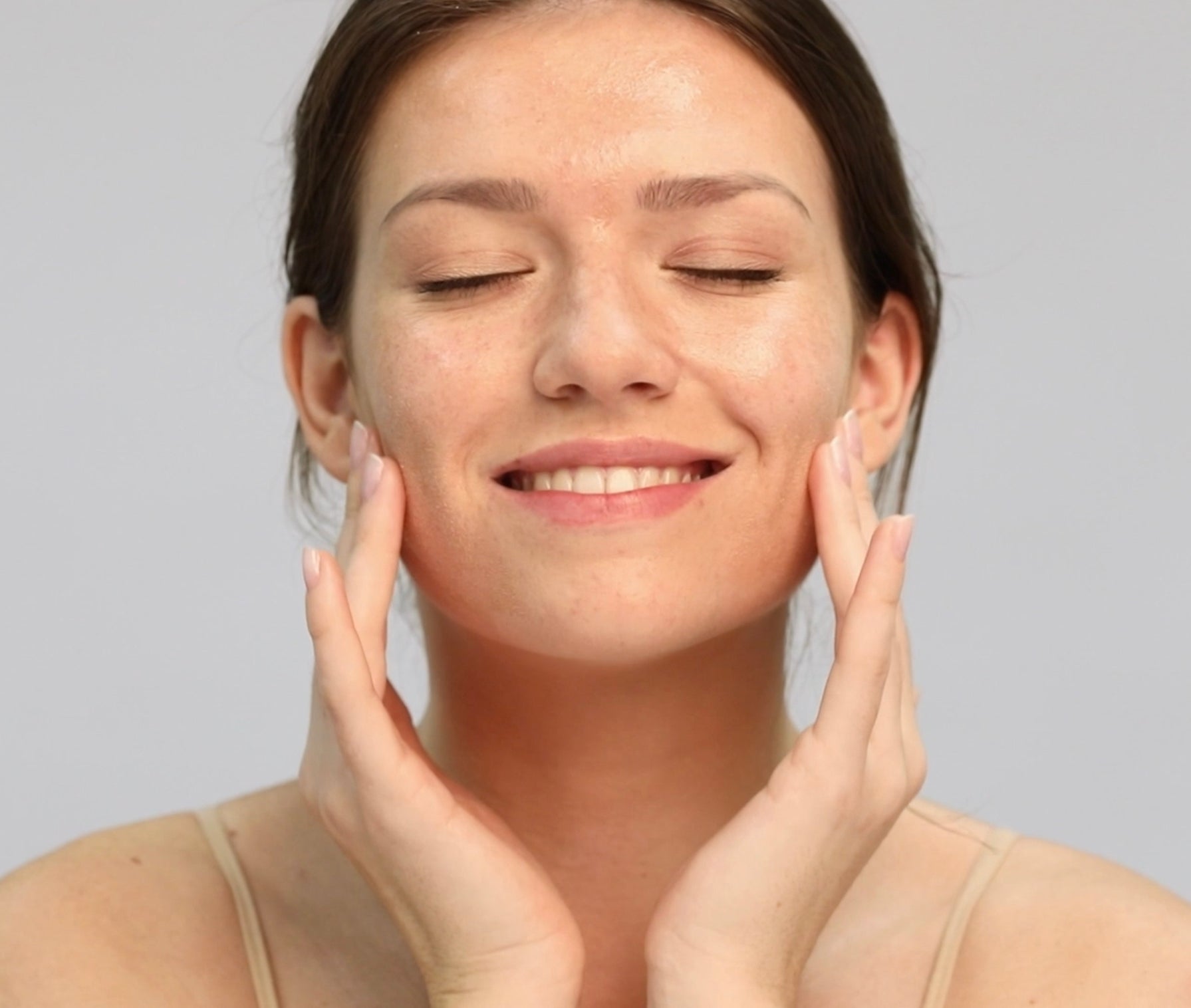 Model applying Facial Oil